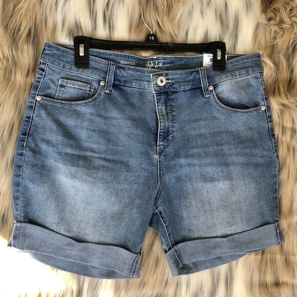 Style & Co. Bermuda Short Size 16P Mid Rise Light Blue Demin rolled leg. - Picture 1 of 12